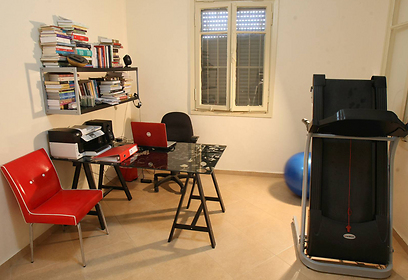 חדר העבודה בדירה בעכו (צילום: אלעד גרשגורן) (צילום: אלעד גרשגורן)