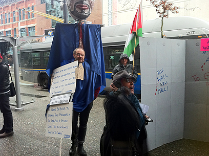 Protests outside store (Photo: Shani Bar-Oz)