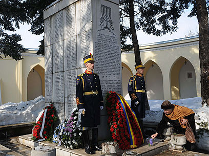 ניגוד לתמונות בטורקיה. טקס לזכר הנספים בבירת רומניה, בוקרשט (צילום: AFP) (צילום: AFP)