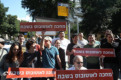 ומה עם עשרת הדיברות? מפגינים אתמול בתל-אביב  (צילום: מוטי קמחי) (צילום: מוטי קמחי)