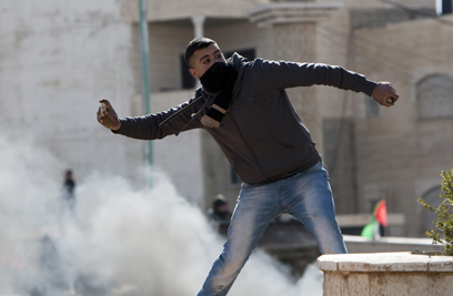עימות קודם בין פלסטינים לחיילים, סמוך לקלנדיה (צילום: AFP) (צילום: AFP)