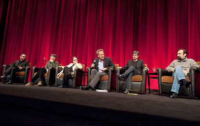 הבמאים בסימפוזיון: פרהאדי הרחק מימין, סידר שני משמאל (צילום: רויטרס) (צילום: רויטרס)