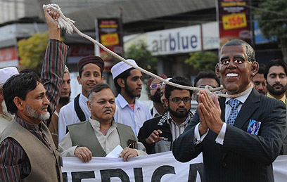 ארה"ב התנצלה. מפגין בדמות אובמה "קשור" בהפגנה בקראצ'י  (צילום: AFP) (צילום: AFP)