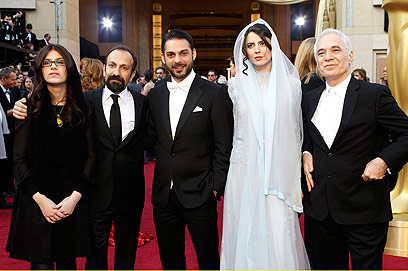 אשגאר פרהאדי (שני משמאל) עם צוות השחקנים של "פרידה" (צילום: רויטרס) (צילום: רויטרס)