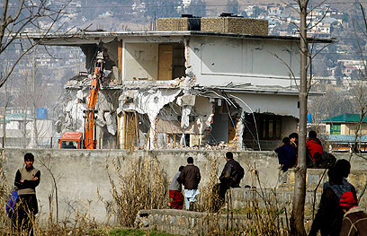 הורסים את המתחם שבו התגורר בן לאדן (צילום: AP) (צילום: AP)