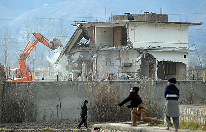 הבית שבו הסתתר בן לאדן בפקיסטן נהרס על ידי דחפורים (צילום: AFP) (צילום: AFP)