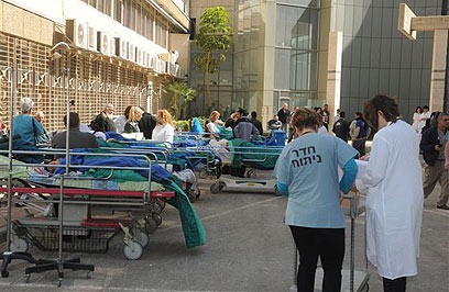פינוי החולים, היום בסורוקה (צילום: הרצל יוסף) (צילום: הרצל יוסף)