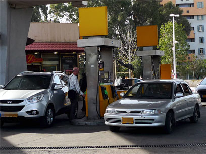 מתדלקים ללא הפסקה. תחנת דלק בתל אביב, היום (צילום: יריב כץ) (צילום: יריב כץ)