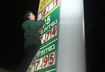 עליית מחירי הדלק. השלטים מתחלפים במהירות (צילום: עופר עמרם) (צילום: עופר עמרם)