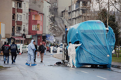האוטובוס חלף ואז אירע הפיצוץ. איסטנבול (צילום: AP) (צילום: AP)