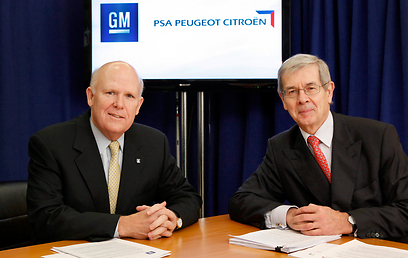 מימין: יו"ר PSA, פיליפ וארין, ומנכ"ל GM, דן אקרסון מכריזים על ההסכם ()