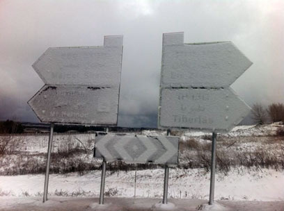 אנה אפנה? יישובי הגולן התכסו שלג - גם בשלטים (צילום: נתי מוסרי) (צילום: נתי מוסרי)