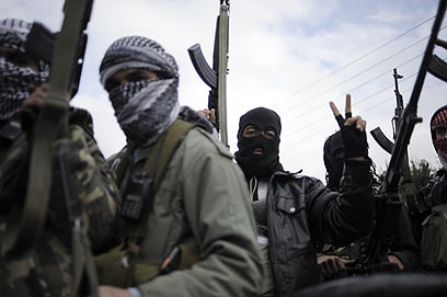נסיגה זמנית? מורדים סורים (צילום: AFP) (צילום: AFP)