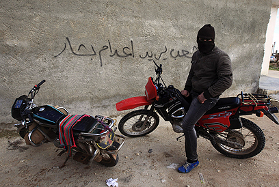 מורד סורי סמוך לאידליב (צילום: רויטרס) (צילום: רויטרס)
