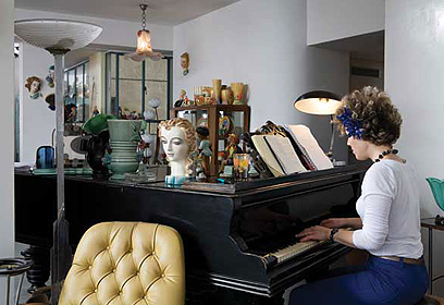 מכתיב את הסדר בסלון. הפסנתר והבת מיקה שדה (צילום: רז רוגובסקי) (צילום: רז רוגובסקי)