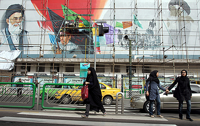 חמינאי משקיף מלמעלה. רבים מאנשי אחמדינג'אד נפסלו  (צילום: EPA) (צילום: EPA)
