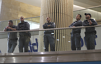כוחות המשטרה המתוגברים בנתב"ג ממתינים לבואו של טביב (צילום: אורן אהרוני) (צילום: אורן אהרוני)