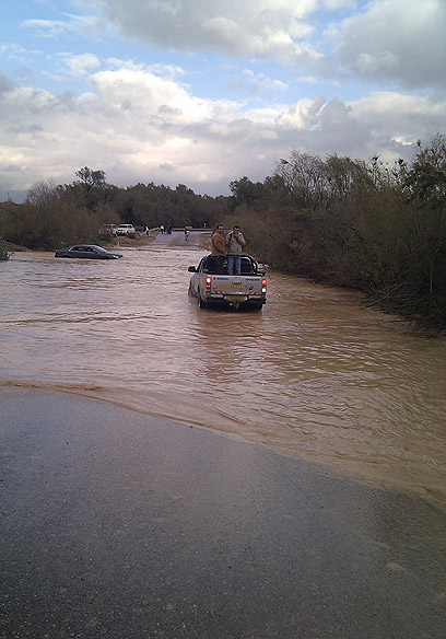 רכב בשטפון בנחל הבשור (צילום: ישראל נטע) (צילום: ישראל נטע)