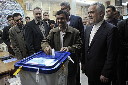 נשיא איראן מצביע בבחירות. "תקווה להחלטה ממשלתית" (צילום: MCT) (צילום: MCT)
