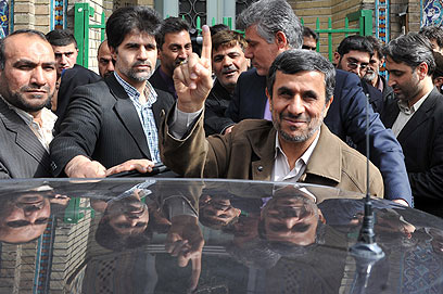 מחמוד אחמדינג'אד אחרי שהצביע בבחירות (צילום: MCT) (צילום: MCT)