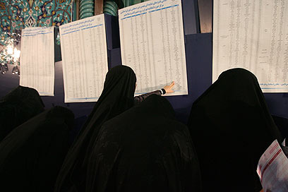 מחוץ לקלפיות באיראן (צילום: MCT) (צילום: MCT)