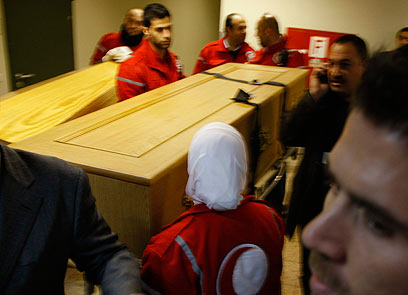 גופות העיתונאים מארי קולבין ורמי אושליק הוטסו לפריז (צילום: רויטרס) (צילום: רויטרס)