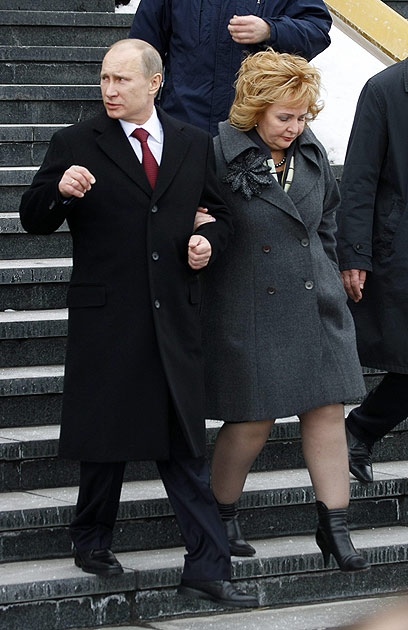 פוטין ואשתו יוצאים מהקלפי בבירת רוסיה (צילום: AP) (צילום: AP)