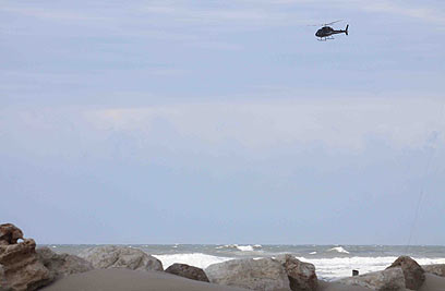 מסוק סייע בחיפושים בחוף בית ינאי (צילום: עידו ארז) (צילום: עידו ארז)