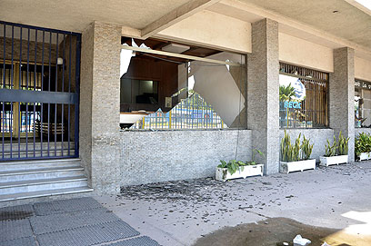 חלונות שנשברו בקינשסה הסמוכה (צילום: AFP) (צילום: AFP)