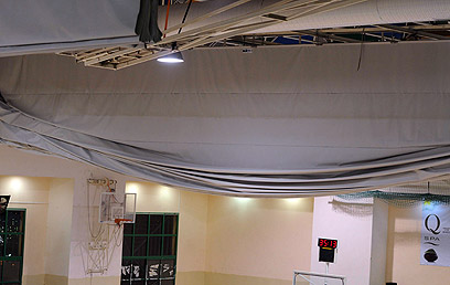 האולם בנשר, והתקרה הבעייתית (צילום: ראובן כהן) (צילום: ראובן כהן)