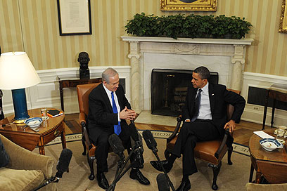 אובמה אוחז בכיסא. תנוחה אגרסיבית (צילום: עמוס בן גרשום, לע"מ) (צילום: עמוס בן גרשום, לע