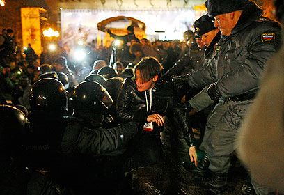 העימותים בכיכר. 550 עצורים ברוסיה (צילום: AP) (צילום: AP)