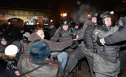 אלימות בבירת מוסקבה אחרי ההפגנה הגדולה (צילום: AP) (צילום: AP)
