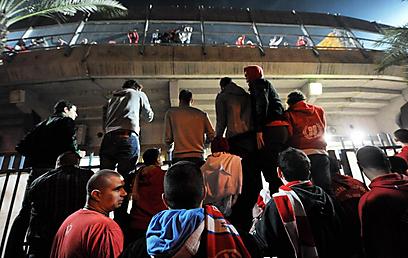 הקהל האדום ממתין למשיח מחוץ לאצטדיון (צילום: יובל חן) (צילום: יובל חן)