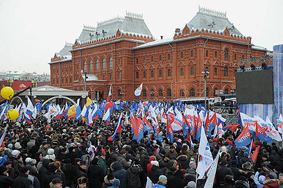 כ-64 אחוזי תמיכה בראש הממשלה. הפגנת תמיכה בפוטין במוסקבה (צילום: MCT) (צילום: MCT)