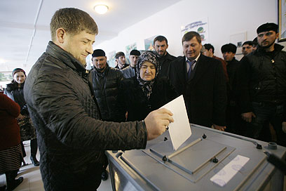 הוא בטוח הצביע לפוטין. נשיא צ'צ'ניה רמזאן קדירוב (צילום: AP) (צילום: AP)