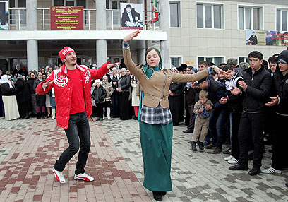 סבלו מנחת זרועו של פוטין. רוקדים מחוץ לקלפי בצ'צ'ניה (צילום: AFP) (צילום: AFP)