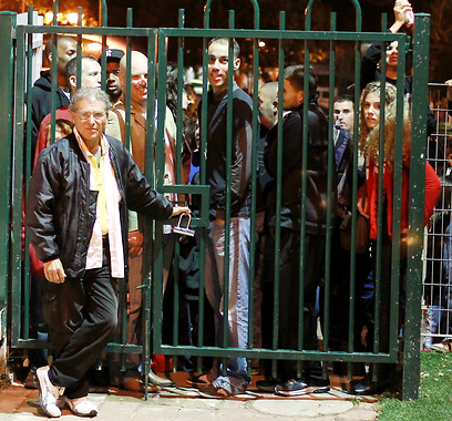 גם טיפירו חיכה מחוץ לשערי הברזל, ליד האולם (צילום: ראובן שוורץ) (צילום: ראובן שוורץ)