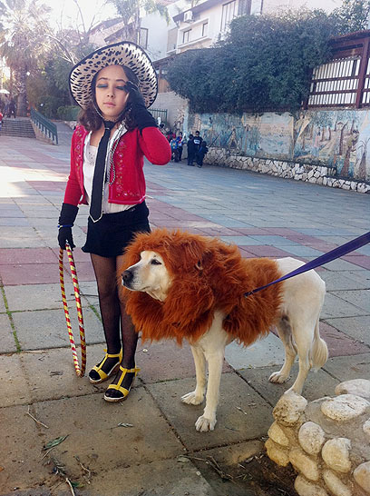 מאלפת אריות: רוני והכלבה סנדי (צילום: אפרת קסנטיני חובב) (צילום: אפרת קסנטיני חובב)