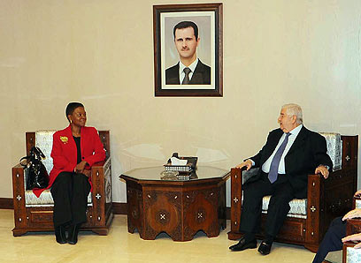 שר החוץ הסורי וראש סוכנות האו"ם לעניינים הומניטריים. דמשק (צילום: EPA) (צילום: EPA)