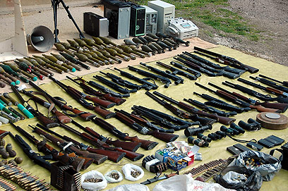 מעוז המורדים נכבש. נשק שהחרים הצבא בחומס (צילום: AFP PHOTO / HO / SANA) (צילום: AFP PHOTO / HO / SANA)