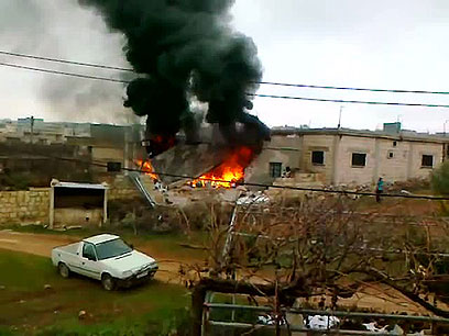 בית שהופצץ באידליב (צילום: AFP PHOTO / YOUTUBE) (צילום: AFP PHOTO / YOUTUBE)