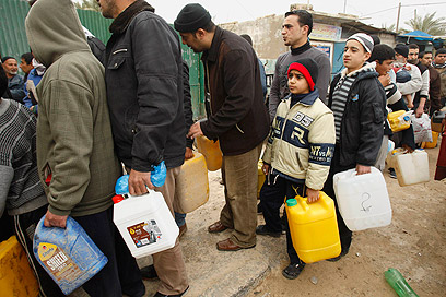 תושבי עזה בתור לרכישת דלק בחאן יונס (צילום: רויטרס) (צילום: רויטרס)