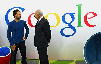 שמעון פרס עם מייסד גוגל סרגיי ברין (צילום: כריסטוף וו/גוגל) (צילום: כריסטוף וו/גוגל)