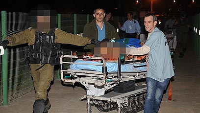 עובד זר שנפצע מפיצוץ רקטה מפונה לבית החולים (צילום: הרצל יוסף) (צילום: הרצל יוסף)