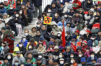 רוצים חלופות בטוחות. הפגנה בטוקיו נגד השימוש באנרגיה גרעינית (צילום: רויטרס) (צילום: רויטרס)