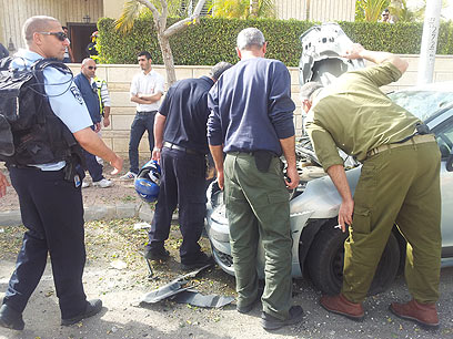פגיעה במכונית בשכונה בבאר שבע (צילום: אילנה קוריאל) (צילום: אילנה קוריאל)