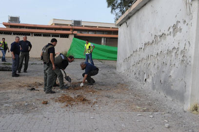 קיר בית ספר בבאר שבע שנפגע מרסיסי רקטה  (צילום: הרצל יוסף) (צילום: הרצל יוסף)
