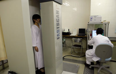 בדיקת קרינה בכל הגוף בבית חולים (צילום: AP) (צילום: AP)