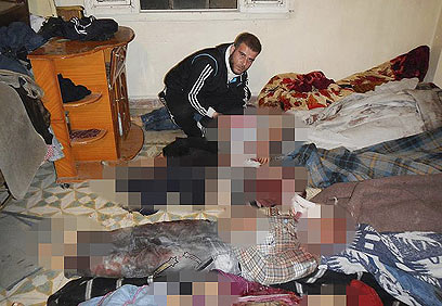 חדר עמוס גופות של נטבחים, בהם ילדים רבים, בחומס. כוחות אסד רצחו (צילום: רויטרס) (צילום: רויטרס)